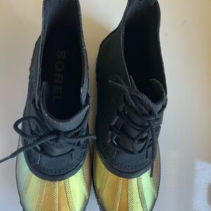 Like New! Sorel THE REBEL Black Ankle Boots with Gold Toe Size 10